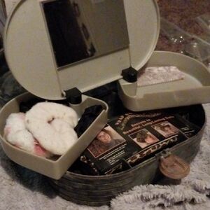 Vintage Heart-Shaped Makeup Case